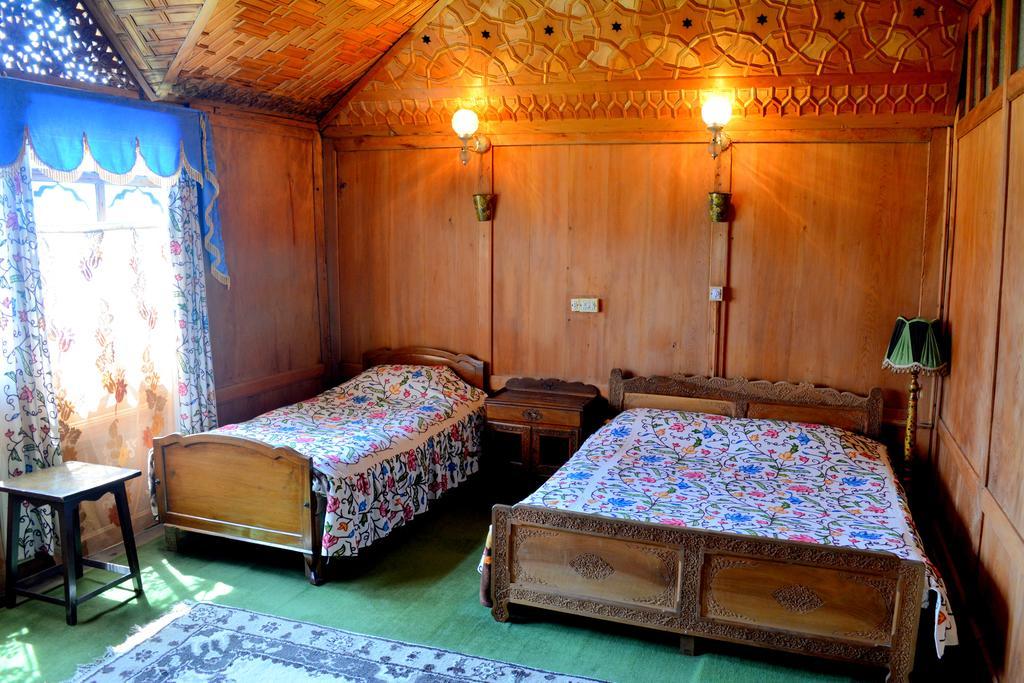Kings Houseboats Hotel Srīnagar Quarto foto