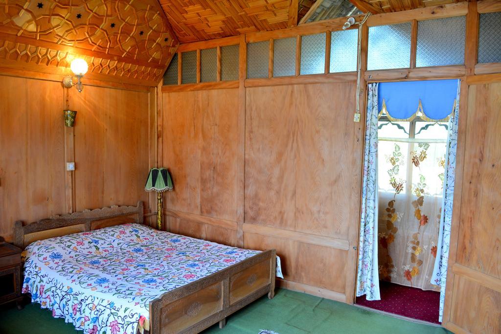 Kings Houseboats Hotel Srīnagar Quarto foto