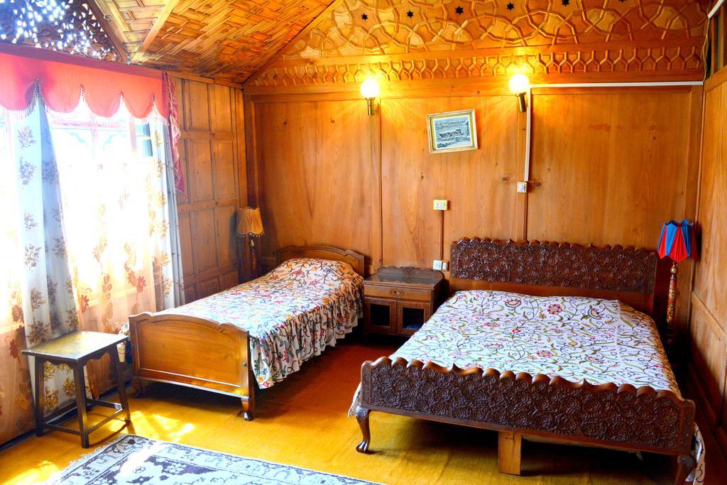 Kings Houseboats Hotel Srīnagar Quarto foto