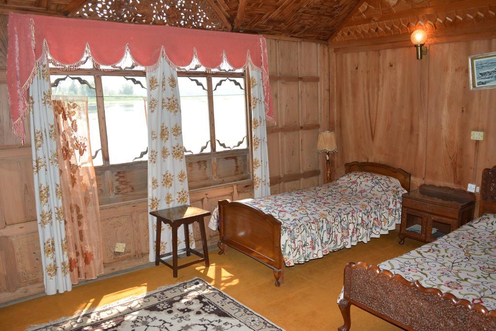 Kings Houseboats Hotel Srīnagar Quarto foto