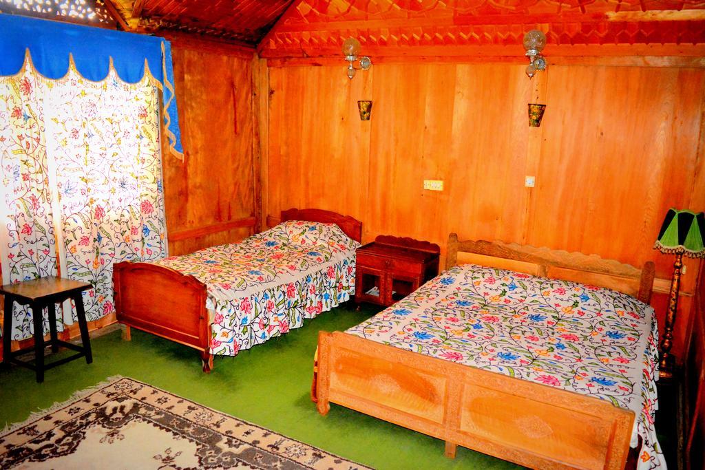 Kings Houseboats Hotel Srīnagar Quarto foto